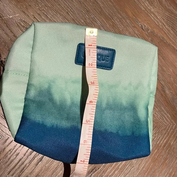 Clinique Ombré Green Polyester Cosmetics Makeup Bag - Picture 3 of 8